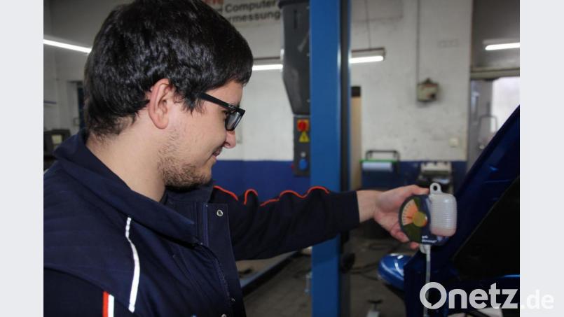 Kfz-Meister Andreas Weis prüft mit einem Frostschutzprüfer den Frostschutzgehalt des Kühlwassers an einem Kfz. Bild: kro