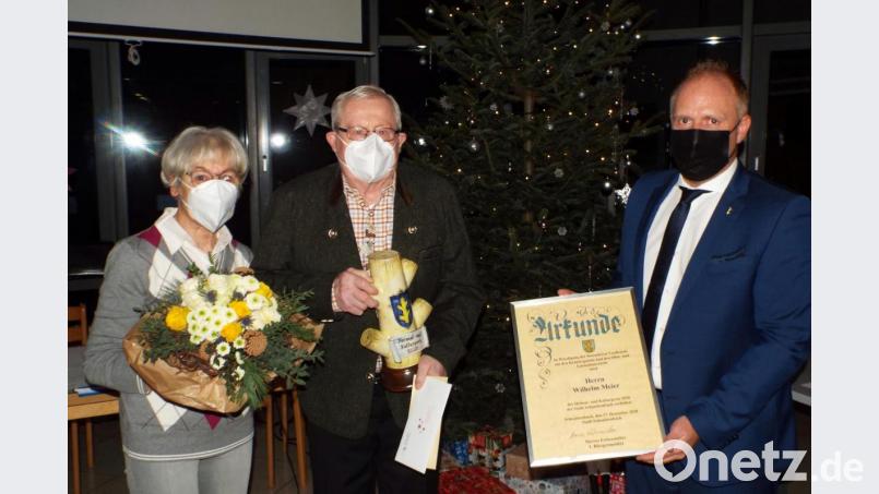Bürgermeister Marcus Eichenmüller (rechts) gratuliert Willi Meier mit dem Kulturschnoittling, übergibt ihm sozusagen auf Lebenszeit den Schlüssel zum Schnaittenbacher Kräutergarten. Ehefrau Ursula Meier bekommt einen Blumestrauß. Bild: e