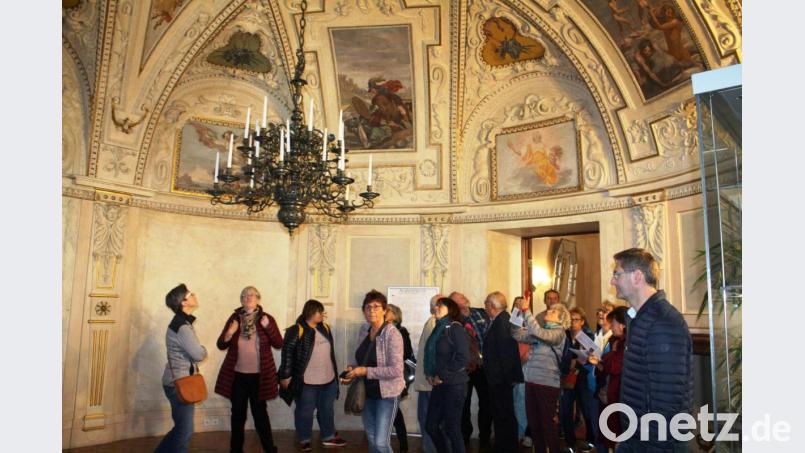 Eltern, Lehrer und Förderer des Ortenburg-Gymnasiums erlebten im Rahmen der Jubiläumsfeier &quot;30 Jahre Schulpartnerschaft&quot; eine Prag-Führung von Christine Paschen (Zweite von links). Bild: lg