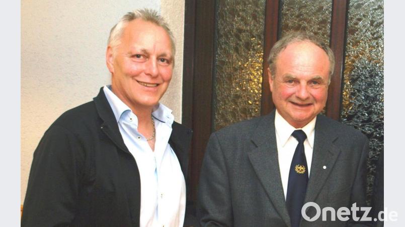 Mit 1337 Euro kann die Krieger- und Soldatenkameradschaft Speinshart wieder einen stolzen Betrag an den Volksbund Deutsche Kriegsgräberfürsorge überweisen. Nach 25 Jahren überträgt Max Wagner (rechts) die Sammlungsleitung an den neuen KSK-Vorsitzenden Helmut Schmidt (links). Archivbild: do