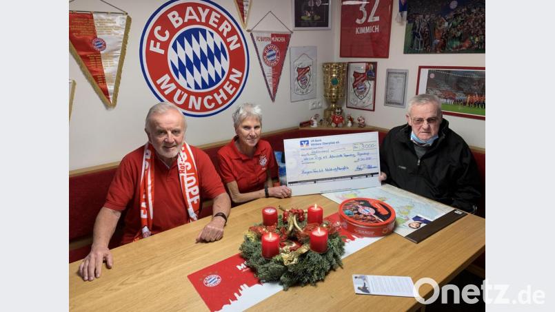 Fanclub-Präsident Bernd Hofmann und Kassier Veronika Hofmann (von links) übergaben an den Außenstellenleiter des Weißen Ringes, Günther Perottoni, den Scheck im Fanclub-Büro. Bild: hod