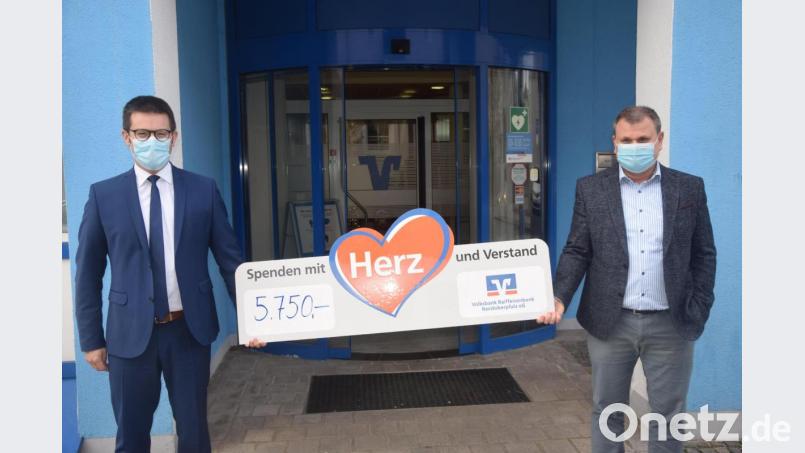 Stellvertretend für Vereine, Schule und Kindergärten nimmt Bürgermeister Karlheinz Budnik von Christian Pöll (von rechts) die Spende entgegen. Bild: fz