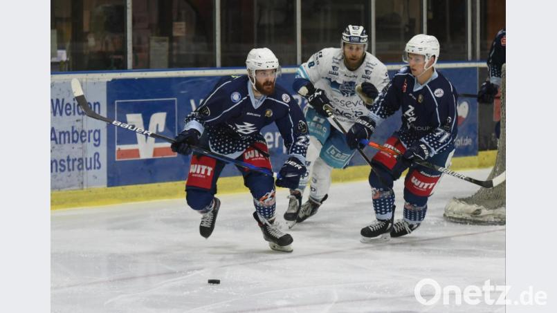 Die Blue Devils, im Bild Dominik Müller (links) und Edgars Homjakovs (rechts), zogen am Dienstag gegen den EV Lindau verdient mit 4:6 den Kürzeren. Bild: gb