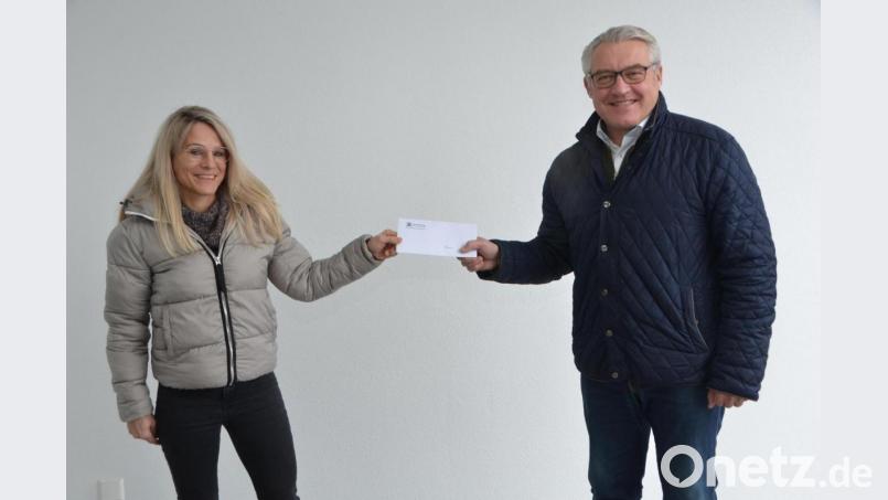 Thomas Ebnet strahlt übers ganze Gesicht. Er darf am Montag aus den Händen von Michaela Reger vom gleichnamigen Baugeschäft einen Spendencheck in Höhe von 2000 Euro für die Slumkinder in Nagercoil entgegennehmen. Dort soll den Ärmsten der Armen mit diesem Geld eine Schulbildung ermöglicht werden. Bild: dob