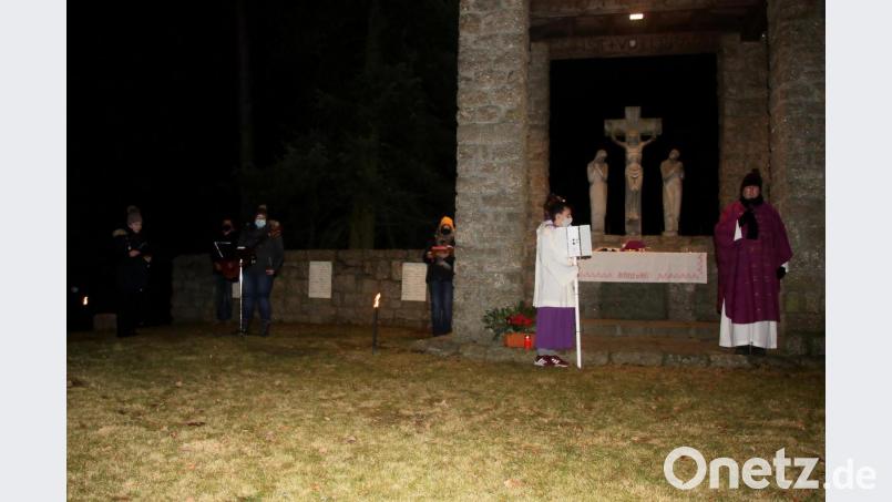 Den musikalischen Part der OWV-Waldweihnacht übernahmen Verena Bauer und Carolin Lindner (von links). Bild: wro