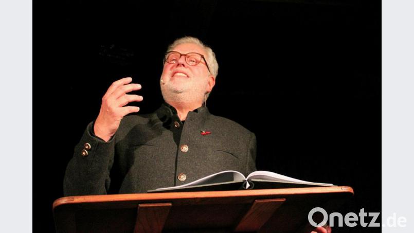 Nicht nur als Schauspieler und Regisseur begeisterte Christian Höllerer sein Publikum. Auch seine Lesungen kamen bei den Zuhörern bestens an, wie beispielsweise bei den Weidener Literaturtagen oder hier bei einer Weihnachtslesung mit der &quot;Altneihauser Feierwehrkapell&#039;n&quot;. Archivbild: prh