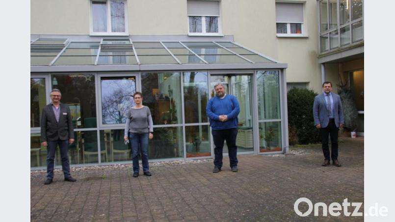 Der Geschäftsführer des Caritasverbands Amberg-Sulzbach und Vorstandsvorsitzender Günther Koller, Heimleiter Carsten-Armin Jakimowicz und Pflegedienstleiterin des Hauses Mirjam Pauser sowie stellvertretender Vorsitzender des Caritas-Kreisverbands, Verantwortlicher für die stationären Pflegeeinrichtungen und Leiter des Marienheims Wolfgang Rattai (von rechts) freuen sich über 50-Jahre Caritas Altenpflegeheim. Bild: ads