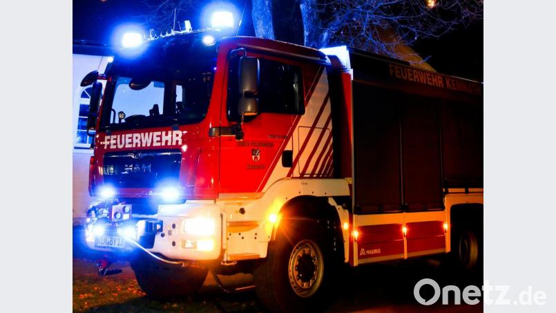 Das neue Tanklöschfahrzeug der Feuerwehr Kemnath erstrahlt in blauen, gelben und weissen Lichtern unter der weihnachtlich beleuchteten Eiche bei der Grabenkapelle am Schützengraben. Dieses Bild ziert die Weihnachtskarten der Wehr. Bild: mde
