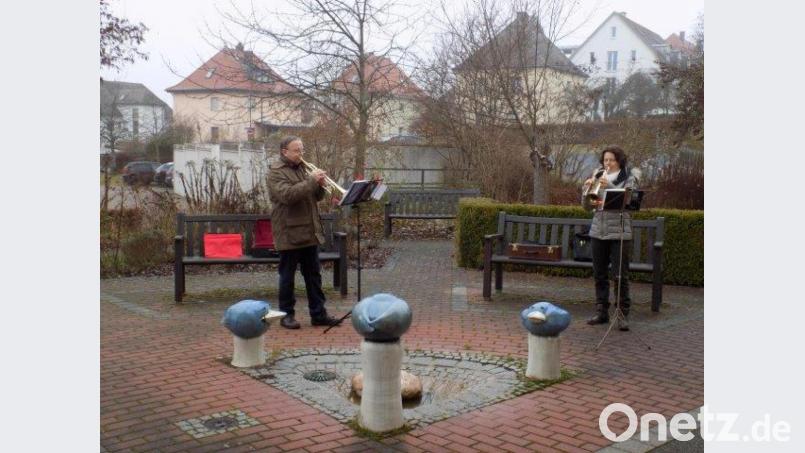 Die Posauenspieler in Aktion beim Seniorenheim. Bild: exb