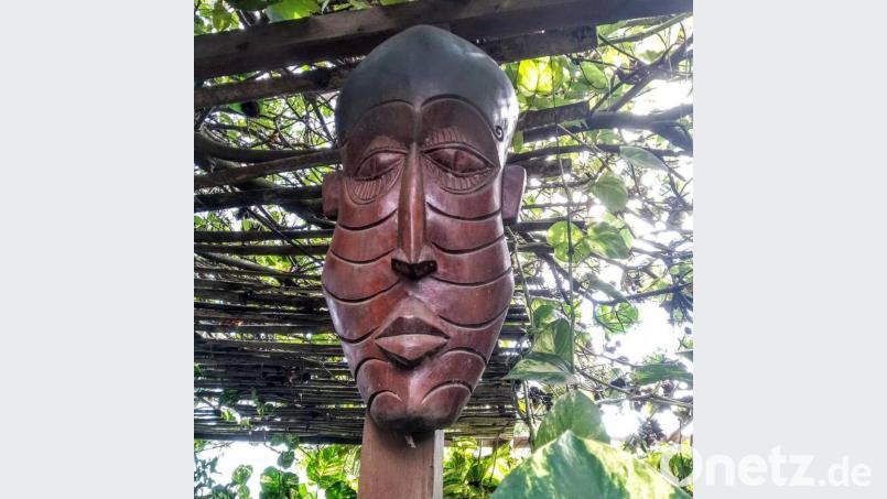 Eine traditionelle ghanaische Maske im Restaurant &quot;One Corner Garden&quot; in Accra. Bild: Renate Bhacca