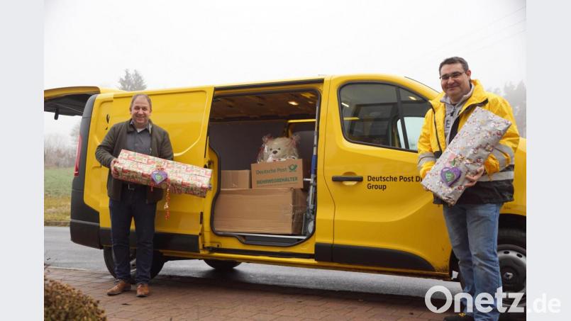 Kinderdorfleiter Holger Hassel half Holger Kunnert (von links), Stützpunktleiter der Deutschen Post in Bayreuth, beim Entladen der Geschenkpäckchen Bild: bkr