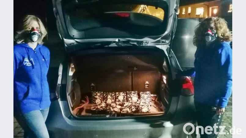 Insgesamt 17 Geschenke packte die Jugendleitung Carina Roth (links) und Conny Glaser (rechts) zusammen und lieferten sie an ihre Jungschützen pünktlich vor Weihnachten aus. Bild: nza