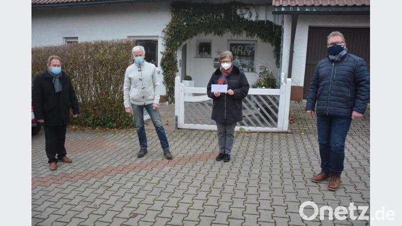 300 Euro erhielt Dr. Annemarie Schraml für die Aktion Feuerkinder von der SPD Mitterteich, vertreten durch Ortsvorsitzenden Johann Brandl, Kassierer Manfred Sommer (von links) und Stadtrats-Fraktionssprecher Gerhard Greim. Bild: jr