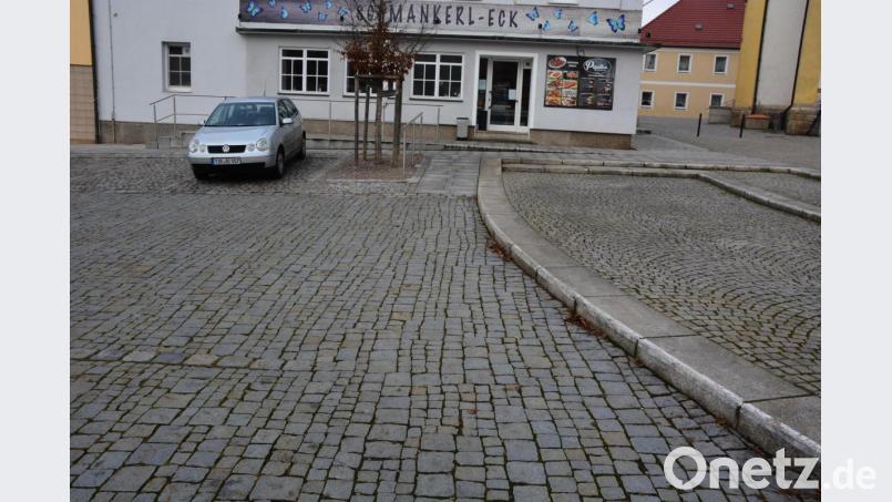 Neu ins Spiel gebracht wurde Variante III von Johannes Schaumberger. Dort im oberen Bereich des Parkplatzes gäbe es einen Anschluss an den Gehweg (im Hintergrund). Bild: jr