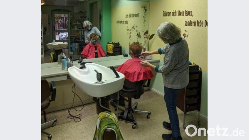 Maria Piehler aus Moosbach (sitzend) geht in die Geschichte des einstigen Friseurgeschäfts von Renate Kirner als letzte Kundin ein. Bild: fjo