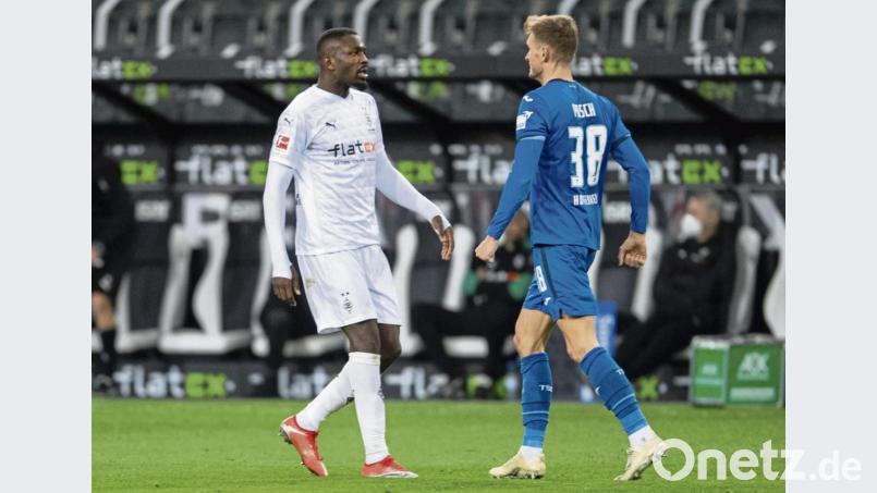 Die Sekunden vor der verhängnisvollen Szene: Gladbachs Marcus Thuram (links) und Hoffenheims Stefan Posch. Dann spuckt der Gladbacher seinem Gegenüber ins Gesicht. Bild: Marius Becker/dpa
