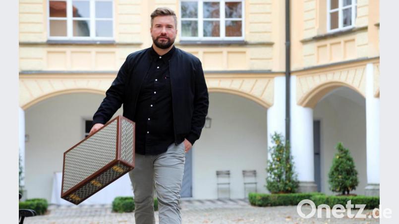 Früher ist der Magier Manuel Graf Beissel von Gymnich mit seinem Zauberkoffer von Schloss Guteneck aus in die Welt hinaus gezogen. Jetzt streamt er seine Zaubershows auf Bestellung vom Schloss aus und versendet dazu geheimnisvolle Pakete. Archivbild: Gerhard Götz