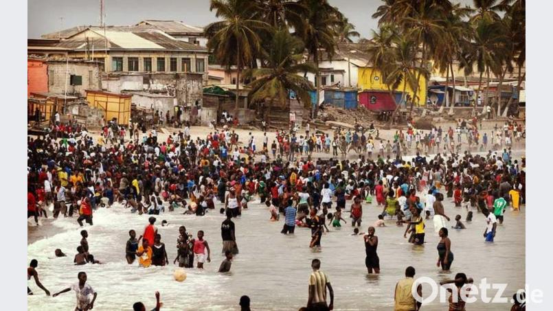 Eine große Weihnachtsparty am Meer in Jamestown, dem ältesten Stadtteil von Accra. Bild: Renate Bhacca