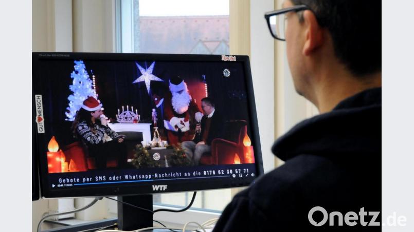 Die Christbaumversteigerung des Round Table 69 konnte in diesem Jahr als Live-Sendung auf Youtube, Facebook und OTV verfolgt werden. Als Moderator führte Julian Ellmaier durch die rund zweistündige Ausstrahlung. Als Gast war unter anderem Oberbürgermeister Michael Cerny zu sehen. Bild: Stephan Huber