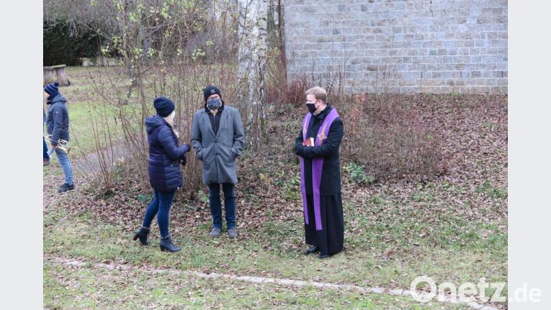 Stadtpfarrer Thomas Kraus, Bürgermeister Roman Schäffler und Seniorenbeauftragte Stefanie Baier besprachen den Ablauf der besinnlichen Adventsstunde. Bild: jzk