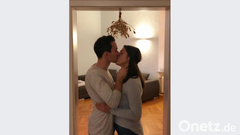 Ein beliebtes Mitbringsel für die Verwandtschaft ist in Tschechien ein Mistelzweig. Dieser wird über einem Türstock aufgehängt. Wenn zwei sich unter dem Mistelzweig küssen, wird ihre Liebe ewig währen. Hanna Pilz und Phillip Kraus probieren es gleich einmal aus. Bild: bec