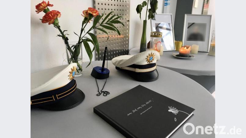 Im Eingangsbereich der Verkehrspolizei in Amberg liegt ein Kondolenzbuch für die verstorbenen Kollegen. Bild: upl