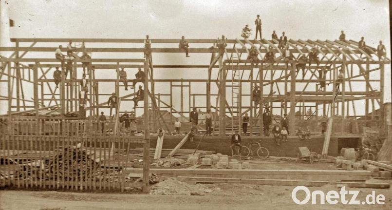 92 Jahre lang prägte die Sporthalle das Bild. Hier ein Foto vom Neubau 1928 durch das Arbeitersportkartell Wiesau. Bild: Archiv Werner Robl