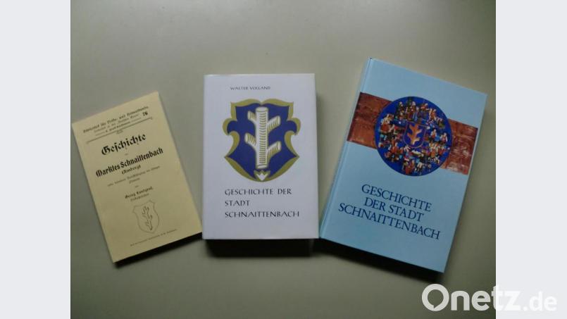 Die drei Schnaittenbacher Chroniken, links die Landgraf-Chronik aus dem Jahre 1908, in der Mitte die Volland-Chronik, Bild: sh