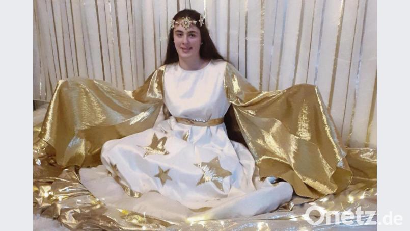 Wie die aktuell eingerichtete Weihnachts-Hotline soll auch das Christkind Lucy Strobel eine Zeichen der Hoffnung sein. Die 15 Jahre alte Sulzbach-Rosenbergerin ist laut Touristinfo im Jahr 2019 als Christkind ausgewählt worden. Da heuer keines gebraucht wurde, ist sie weiter im Amt. Bild: Tourist-Info Sulzbach-Rosenberg/exb