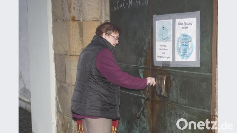 Ernestine Linsmeier sperrt gegen 8 Uhr morgens die Kirchentüre auf, nach dem Rosenkranzgebet wird diese abends wieder abgeschlossen. Bild: mmj