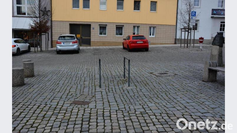 Die Variante II hat sich am Ende durchgesetzt: Im Bereich zwischen Schmiedbrunnen und Hankerlbrunnen am Unteren Markt, wo derzeit noch Fahrradständer stehen, wird ein weiterer Behindertenparkplatz geschaffen. Bild: jr