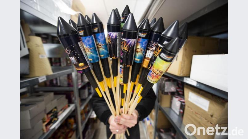 Auf &quot;publikumsträchtigen Plätzen&quot; ist in Bayern das Abbrennen von Feuerwerk 2020 verboten. Doch wie sieht es mit Privatgrundstücken aus? Symbolbild: Christophe Gateau/dpa