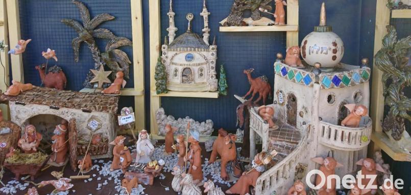 .Eine echte Oberpfälzer Krippe: Neben der Stall mit der Heilgen Familie steht ein Bratwurststand. Bild: Werner Götz/exb