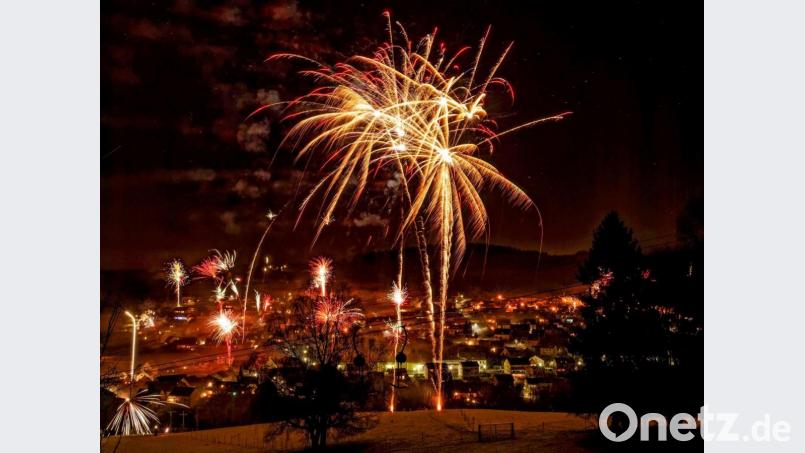 Das Feuerwerk über Freudenberg beim Jahreswechsel vor zwölf Monaten. Das Foto wurde vom Skilift aus gemacht. Archivbild: Hermann Koch