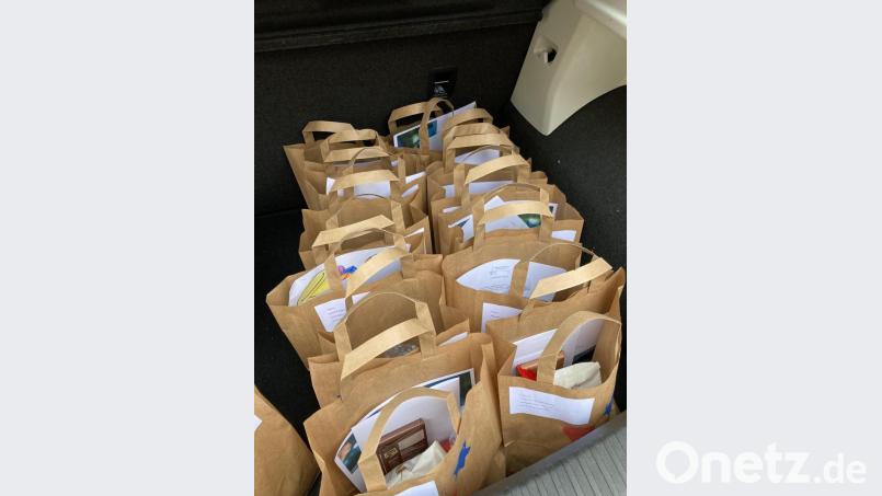 Am vierten Adventswochenende wurden die kostenlosen Weihnachtstüten zu den Senioren gebracht und kontaktfrei übergeben. Bild: jzk