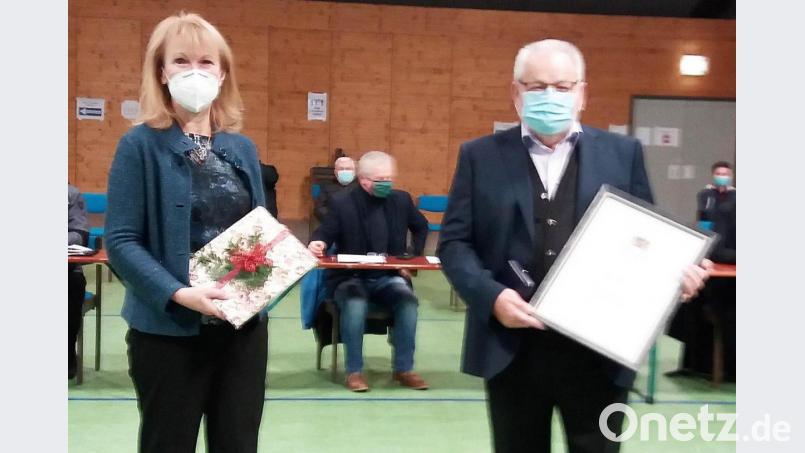 Bürgermeisterin Brigitte Bachmann gratuliert Erhard Nitzbon zur Verleihung der Kommunalen Verdienstmedaille in Bronze. Bild: no