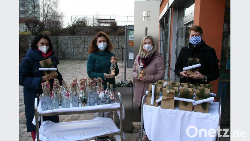 Natalja Kiel, Ljudmila Kratzschmarova, Tanja Mai und Maximilian Kastner (von links) bei der Übergabe der kleinen Präsente. Bild: fpoz
