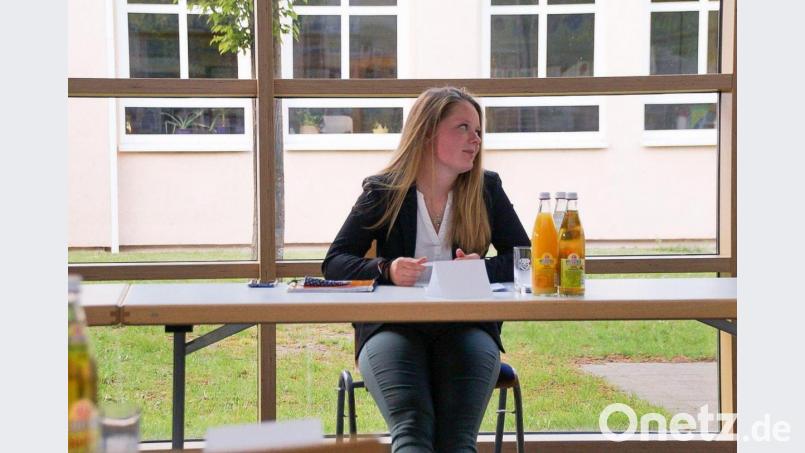 Auf dem Bild sitzt Carina Hofmann das erste Mal im Bodenwöhrer Gemeinderat. Es ist bei der konstituierenden Sitzung entstanden, auf der sie vereidigt wurde. Seitdem kämpft sie dafür, dass junge Menschen mehr mitzubestimmen haben. Bild: Franziska Hofmann/exb