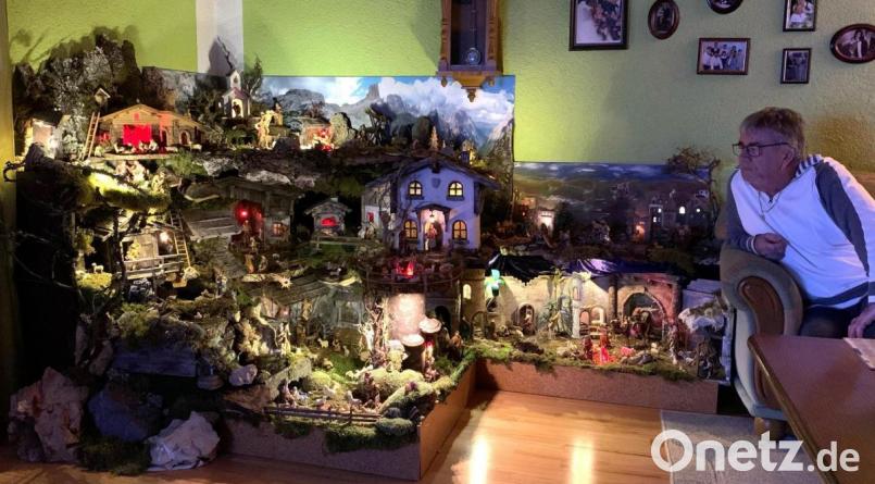 Willibald List betrachtet zufrieden das fertige Werk. Die Krippe bleibt zum 2. Februar stehen (Maria Lichtmess). Bild: jml