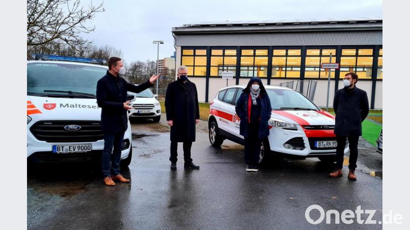 Im Bild von links: Landrat Florian Wiedemann, Oberbürgermeister Thomas Ebersberger, Anette Kramme, Mitglied des Deutschen Bundestags, und Ulrich Scheffer, Geschäftsbereichsleiter Sicherheit und Ordnung/Kommunales am Bayreuther Landratsamt. Bild: Landratsamt Bayreuth/exb