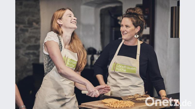 Monika Bernhard (links) aus Leuchtenberg und Eva Gottschaller helfen im Finale bei der Zubereitung der Gewinner-Hauptspeise. Bernhard hat dabei sichtlich Spaß im Fernsehen. Doch nicht alles war so leicht, räumt die 28-Jährige bei ihrer Rückschau ein. Bild: BR/megaherz gmbh/Philipp Thurmaier