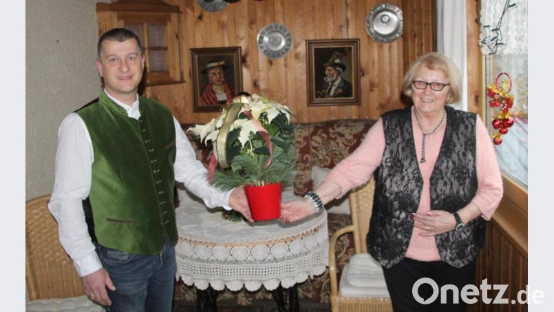 Bürgermeister Dietmar Schaller gratuliert im Namen der Gemeinde Maria Kammerer zu ihrem 80. Geburtstag. Bild: fsb