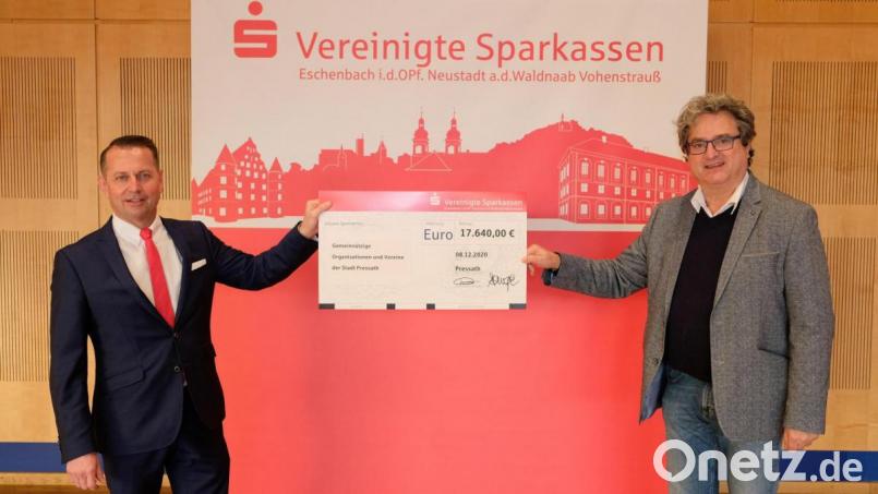 Eine gewaltige Spendensumme mit insgesamt 17.640 Euro schwappt von der Vereinigten Sparkasse in diesem Jahr an die Vereine und
Institutionen in über. Bürgermeister Bernhard Stangl (rechts) freut sich über diese Spendenflut, die Vorstandsvorsitzender Gerhard Hösl (links) übergibt. Bild: dob
