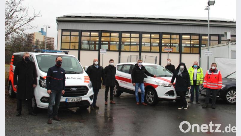 Die Malteser, unter anderem vertreten durch Christian Meyer (Dritter von links), und das BRK, vertreten durch Markus Ruckdeschel (Fünfter von links), sind startklar. Landrat Florian Wiedemann stellte die mobilen Impfteams zusammen mit Oberbürgermeister Thomas Ebersberger (links) und Bundestagsabgeordneter Anette Kramme (Dritte von links) vor. Bild: Landratsamt Bayreuth/exb