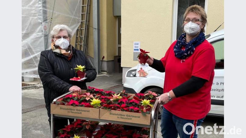Blumen und Engel als kleine Ersatz für den Weihnachtsbesuch mit Nikolaus und Engel lieferte Angela Erfurt namens des VdK über Petra Schmidt an die Bewohner des Seniorenheims. Bild: Michael Erfurt/exb
