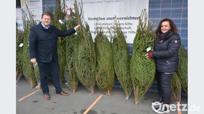 Eine vorweihnachtliche Bescherung gab es am Samstagnachmittag für die Tafelbezieher in der Mitterteicher Tafel. Bei der Ausgabe mit dabei waren Bürgermeister Stefan Grillmeier und Tafel-Vorsitzende Nicole Fürst. Bild: jr