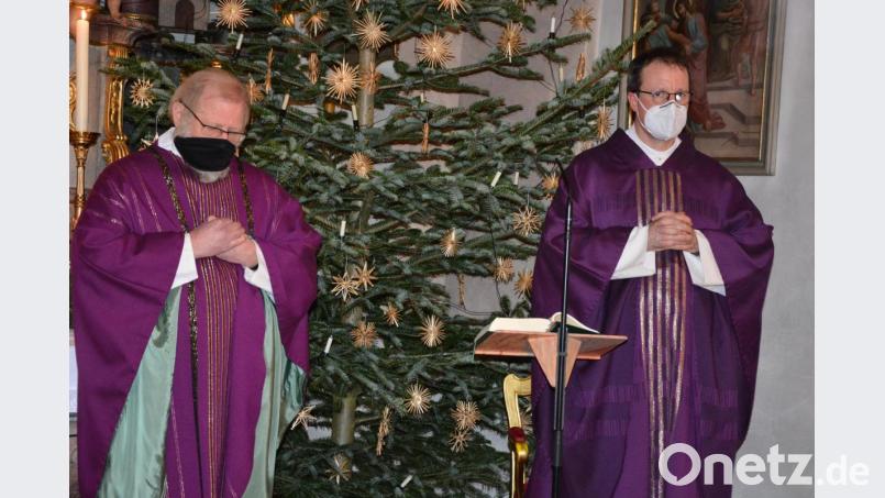 Bereits zum dritten Mal predigte Bischofskaplan Michael Dreßel (rechts) beim Resl-Gebetstag in der Konnersreuther Pfarrkirche. Links im Bild Pfarrseelsorger Pater Benedikt Leitmayr. Bild: jr