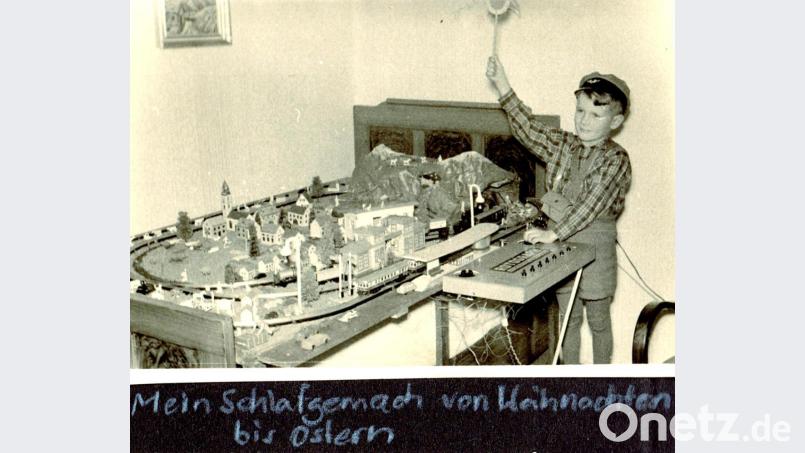 "Fahrdienstleiter“ Manfred Weiß mit Schirmmütze und Umhängetasche, gab 1953 das Signal zur Abfahrt eines Zuges. Nach getaner Arbeit schlüpfte er schnell unter die Eisenbahn in sein Bett. Archivbild: pol