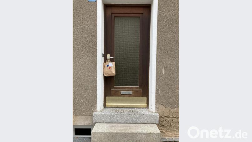 Am vierten Adventswochenende wurden die kostenlosen Weihnachstüten zu den Senioren gebracht und kontaktfrei übergeben. Bild: jzk