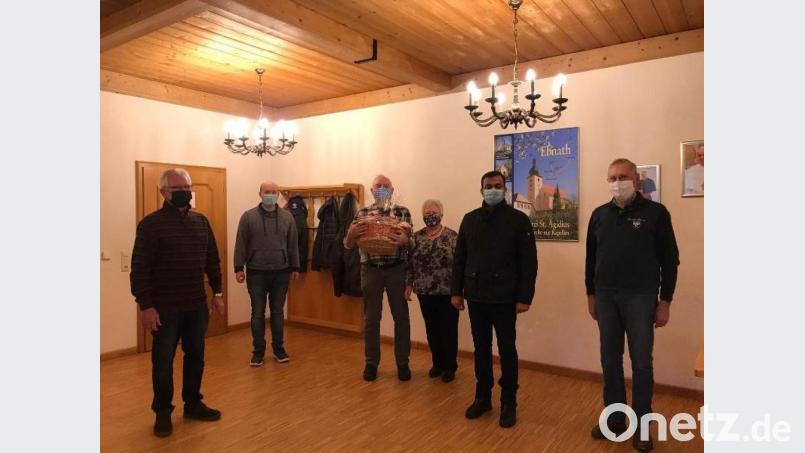 Robert und Agnes Reger wurden nach 13 Jahren als Pächter des Pfarrgemeindehauses (Mitte) verabschiedet. Bild: soj